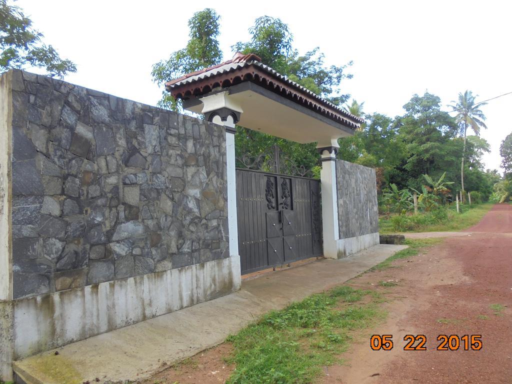 The Hotel Paradise Katunayaka Bagian luar foto